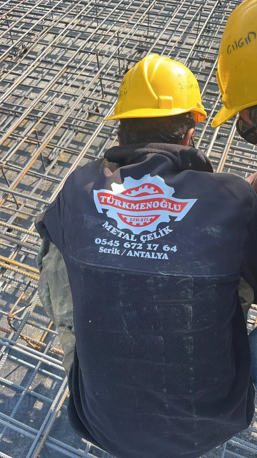 A fitter wearing the Türkmenoğlu Metal Çelik logo, working on rebar.